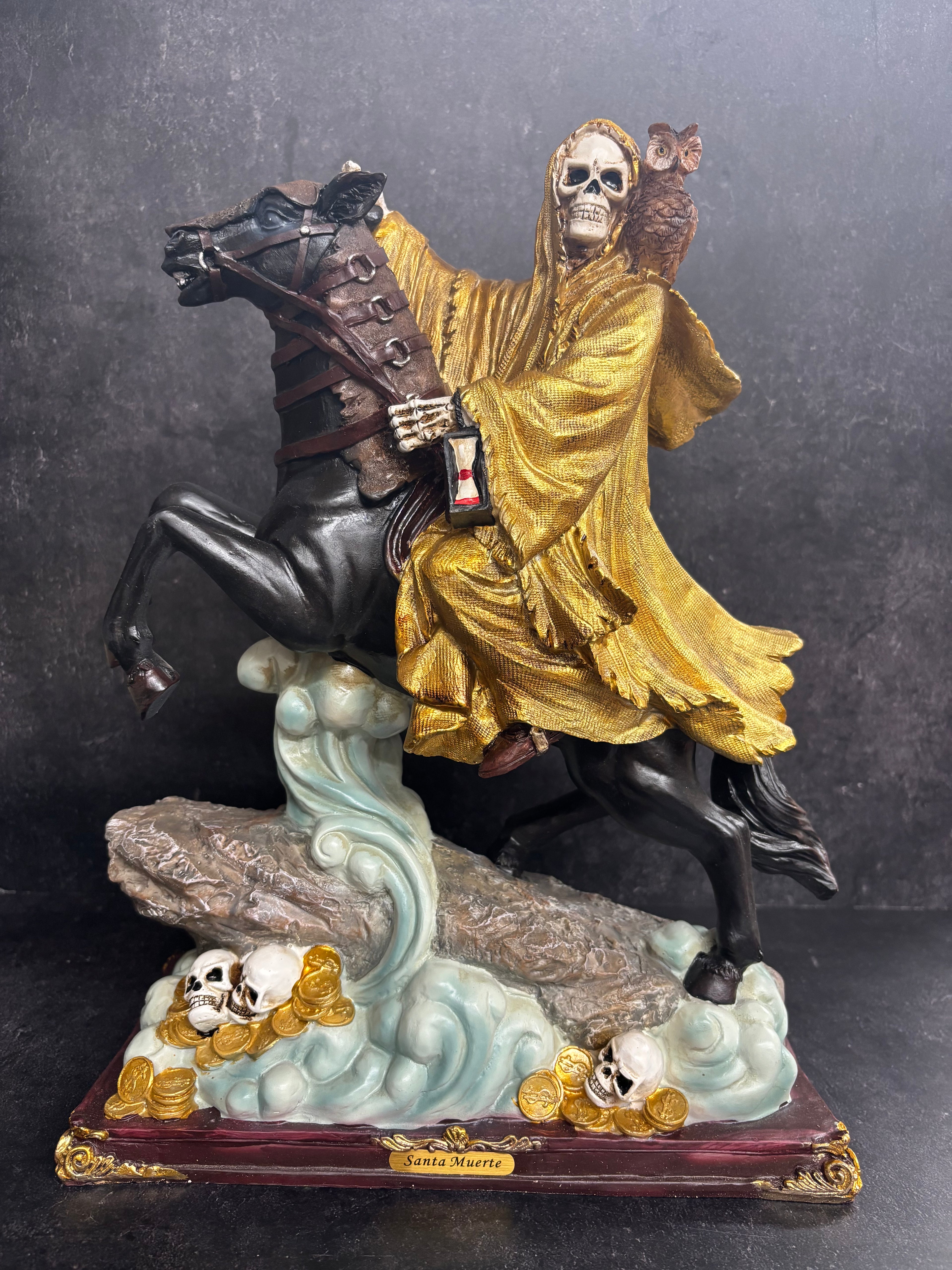 18” Santa Muerte Dorada a Caballo- Guardiana de Fortuna