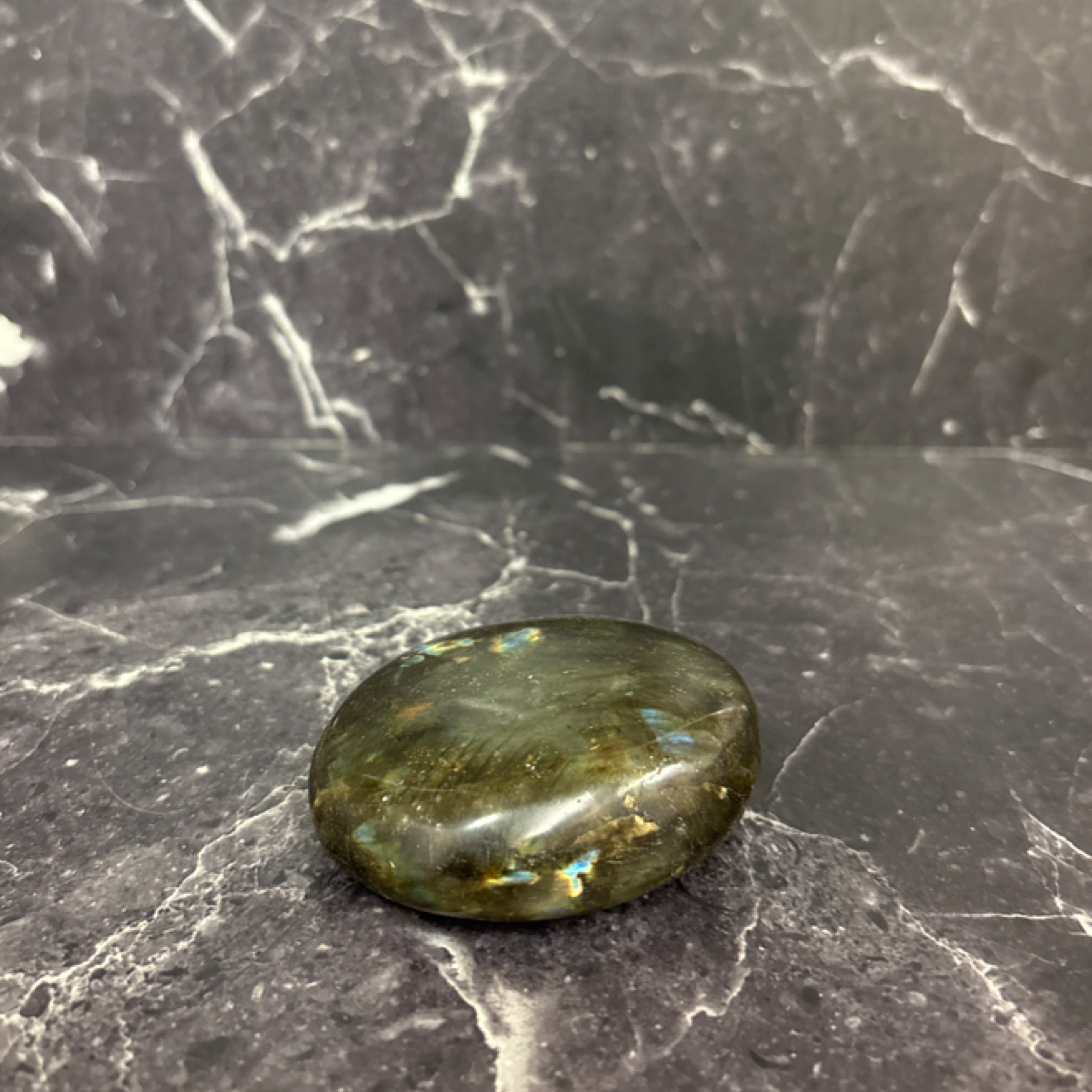 Labradorite Palm Stone – Transformation, Intuition & Protection Crystal
